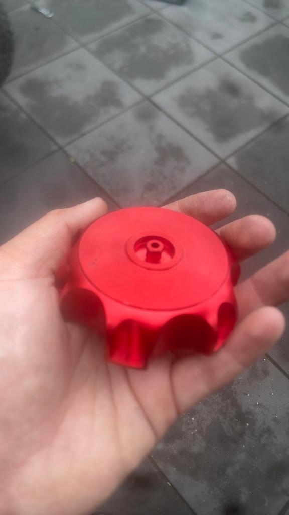 Rode tankdop MOET NU WEG!!, Ophalen of Verzenden
