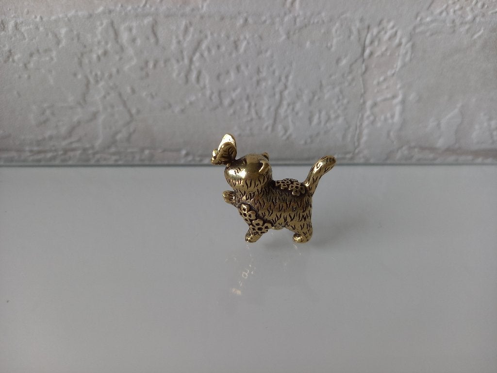 Messing beeldje: poes met vlinder op de neus, Verzenden, Nieuw, Hond of Kat, Beeldje of Figuurtje