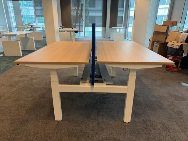 Elektrische zit-sta duo-bureau met kabelgoot, verdeler, 2st, Zit-sta bureau, 160 cm, Gebruikt, Spaanplaat of MDF