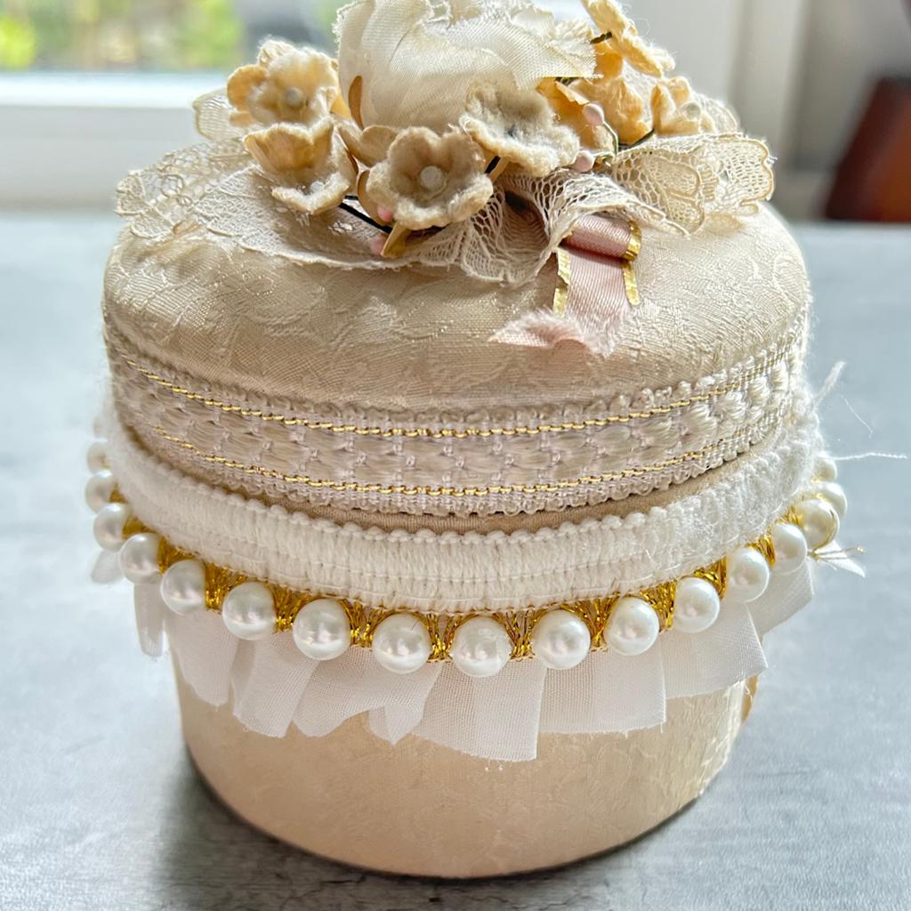Rond vintage doosje met parel bloem kant gratis zeepjes, Ophalen of Verzenden