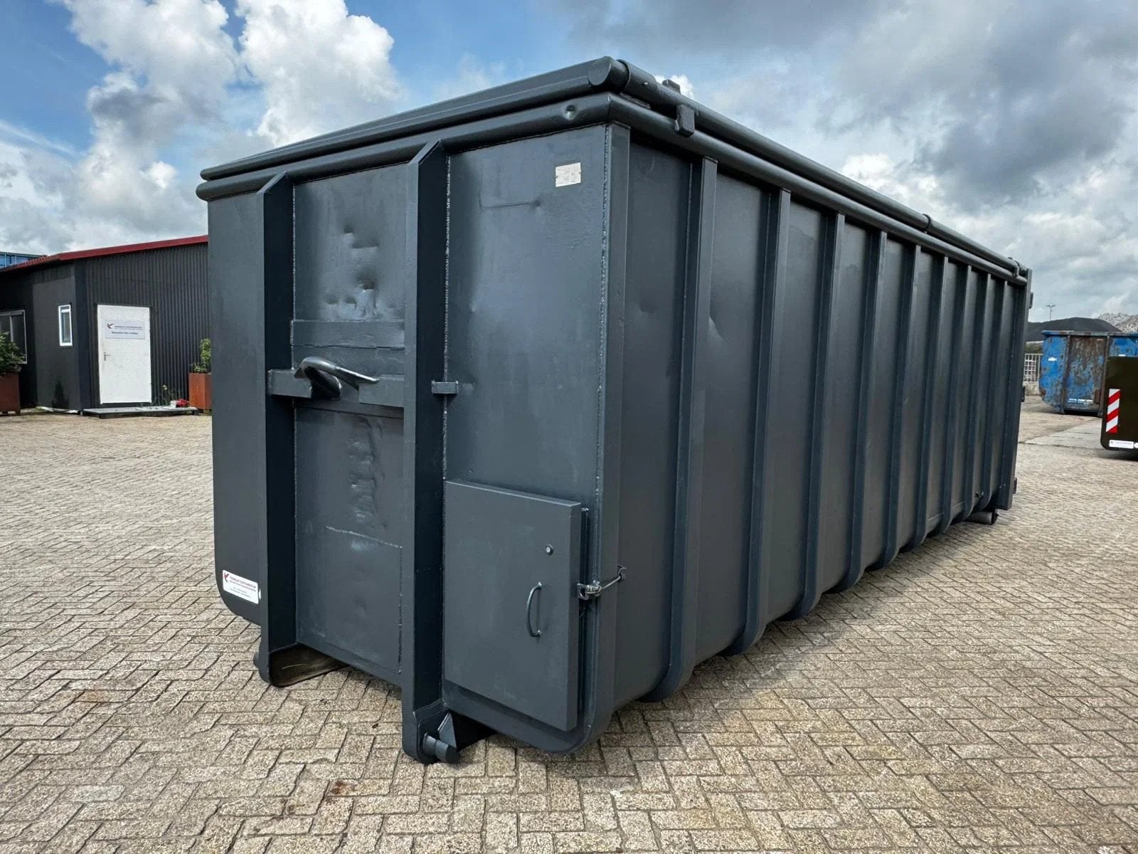 VERNOOY AFZETBAK 30M3 MET DEKSEL 9498, Dave Vernooij, Dave@vernooy.nl, Kellensedwarsweg 9
4004 JC  Tiel