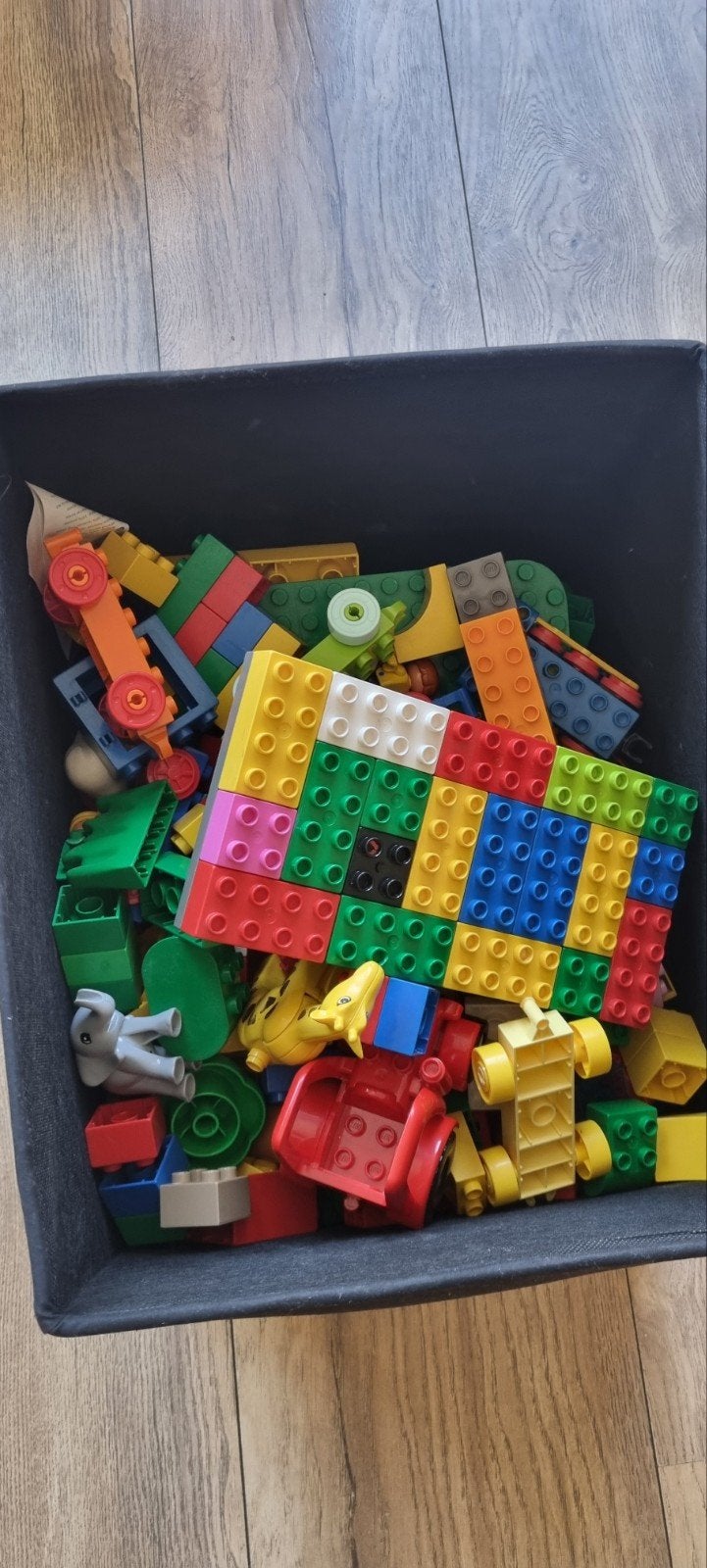 Grote bak met Duplo stenen en figuren, Kinderen en Baby's, Speelgoed | Duplo en Lego, Ophalen, Inclusief minifiguren, Gebruikt