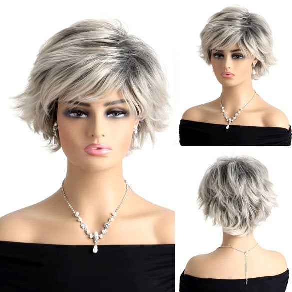 Vlotte pruik modern kapsel kort haar grijsblond in laagjes, Verzenden, Nieuw, Pruik of Haarverlenging