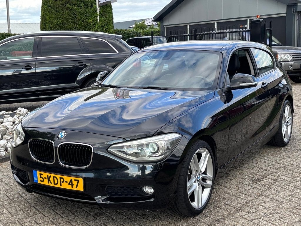 BMW 1-serie 116i Sport Upgrade Edition 2013 Zwart NL Auto Xe, Auto's, 1-Serie, Euro 5, Gebruikt, 4 cilinders