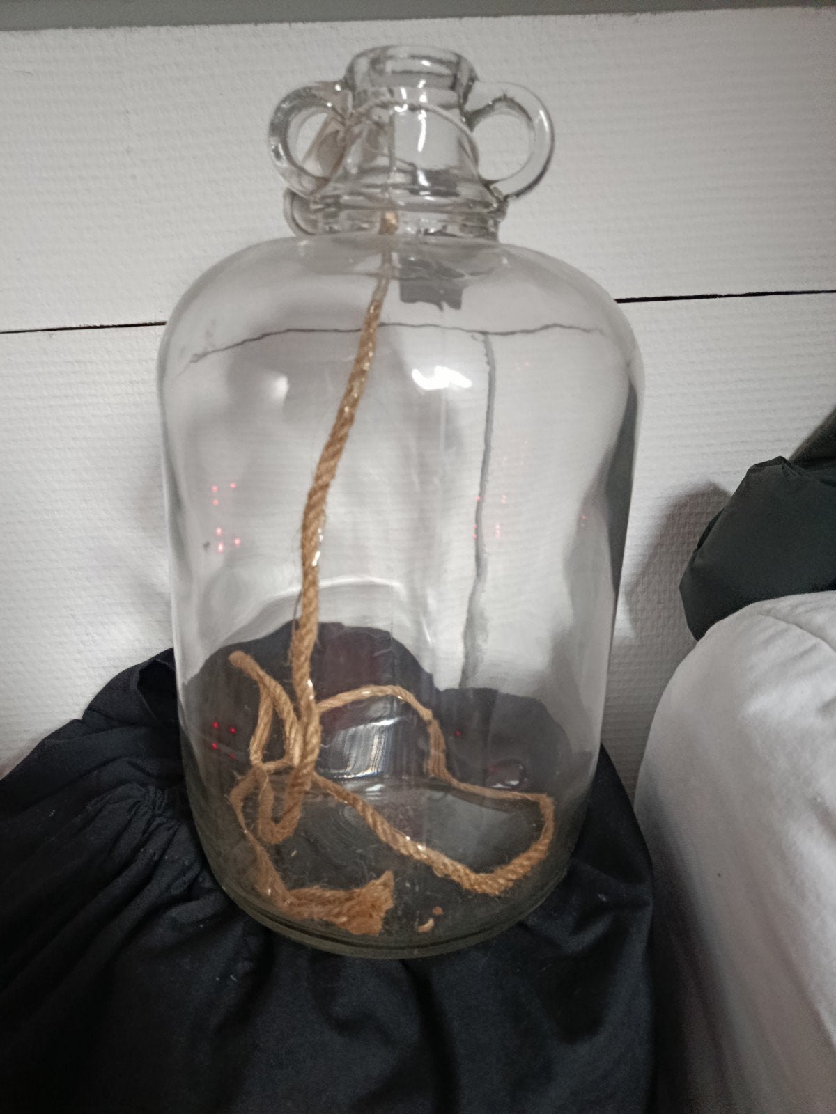 Grote glazen fles met handvatten en JDC-label, Geschikt voor droogbloemen, Gebruikt, Ophalen of Verzenden, Glas