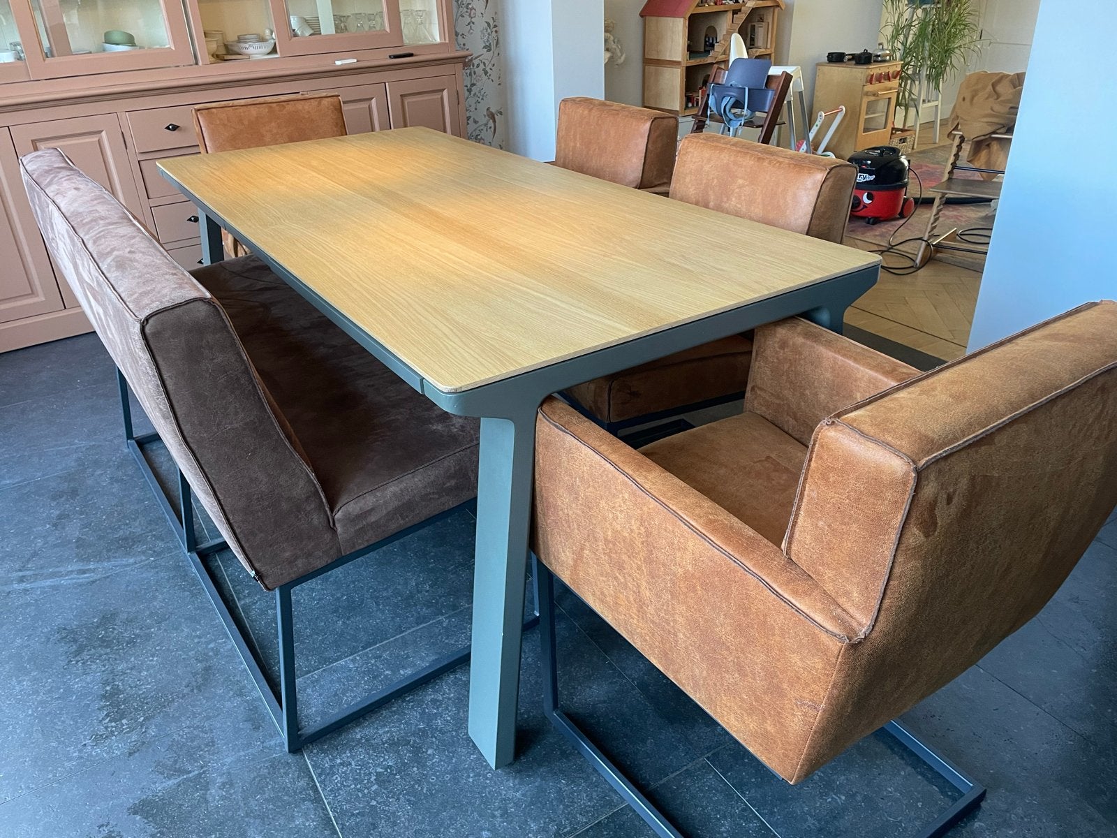 4 eetkamerstoelen en 1 bank, Ophalen, Gebruikt, Bruin, Vijf, Zes of meer stoelen