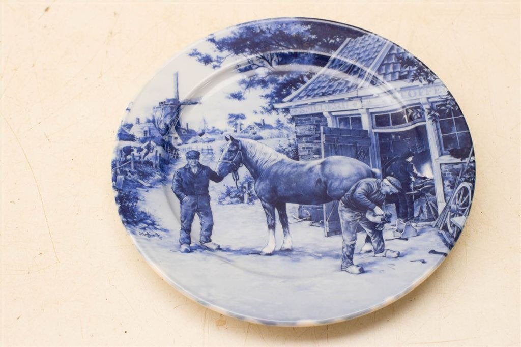 Delft Blauw porseleinen wandbord prent van paard bij de hoef, Ophalen of Verzenden, Gebruikt