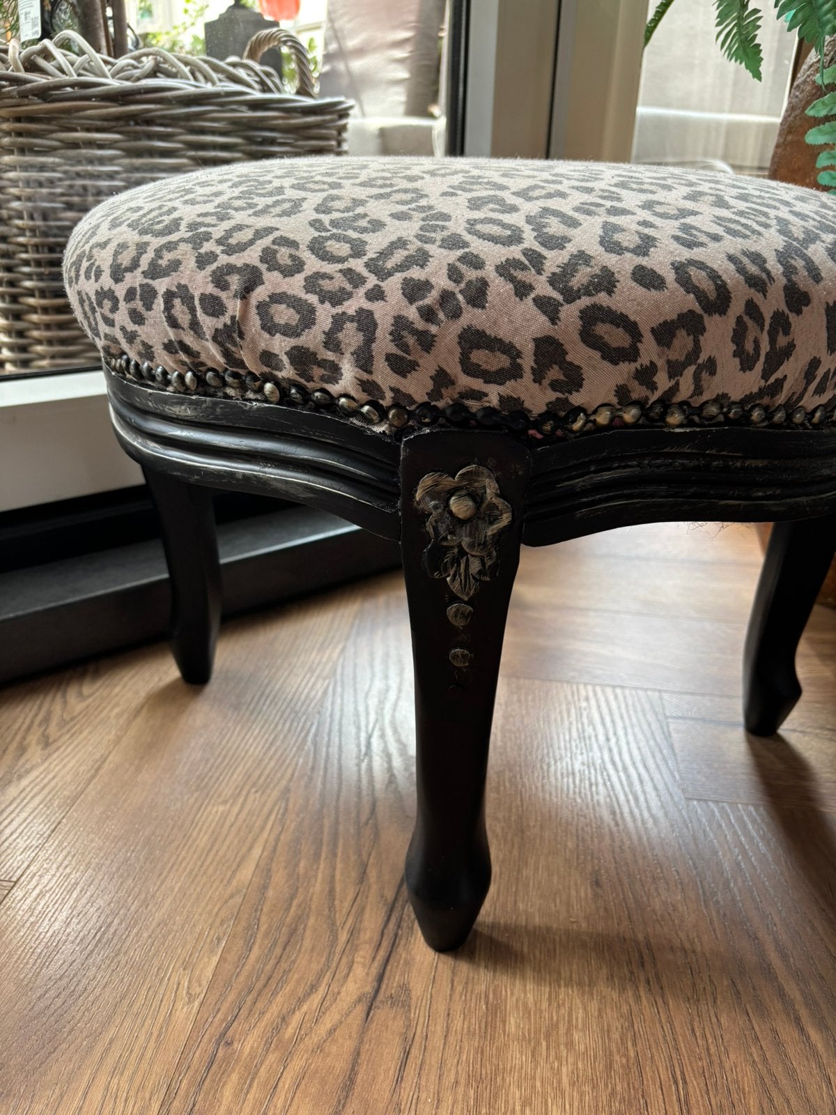 Voetenbank footstool kruk panter zwart/goud, Ophalen of Verzenden, Zo goed als nieuw, Rond, Minder dan 50 cm