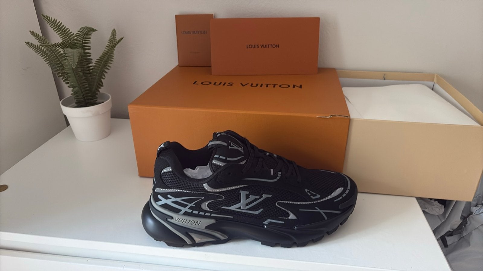 Louis Vuitton LV Runner Tactic Sneakers Zwart, Ophalen of Verzenden, Nieuw, Zwart, Sneakers of Gympen