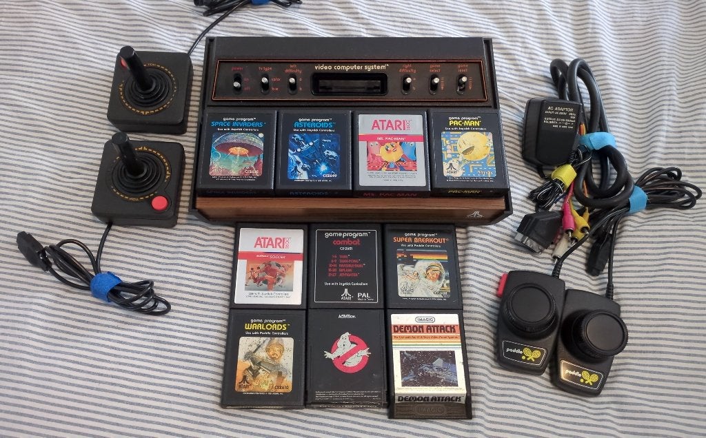 Atari 2600 Woody + Sony Trinitron + TV Meubel, Ophalen, Gebruikt, Met games, Met 3 controllers of meer