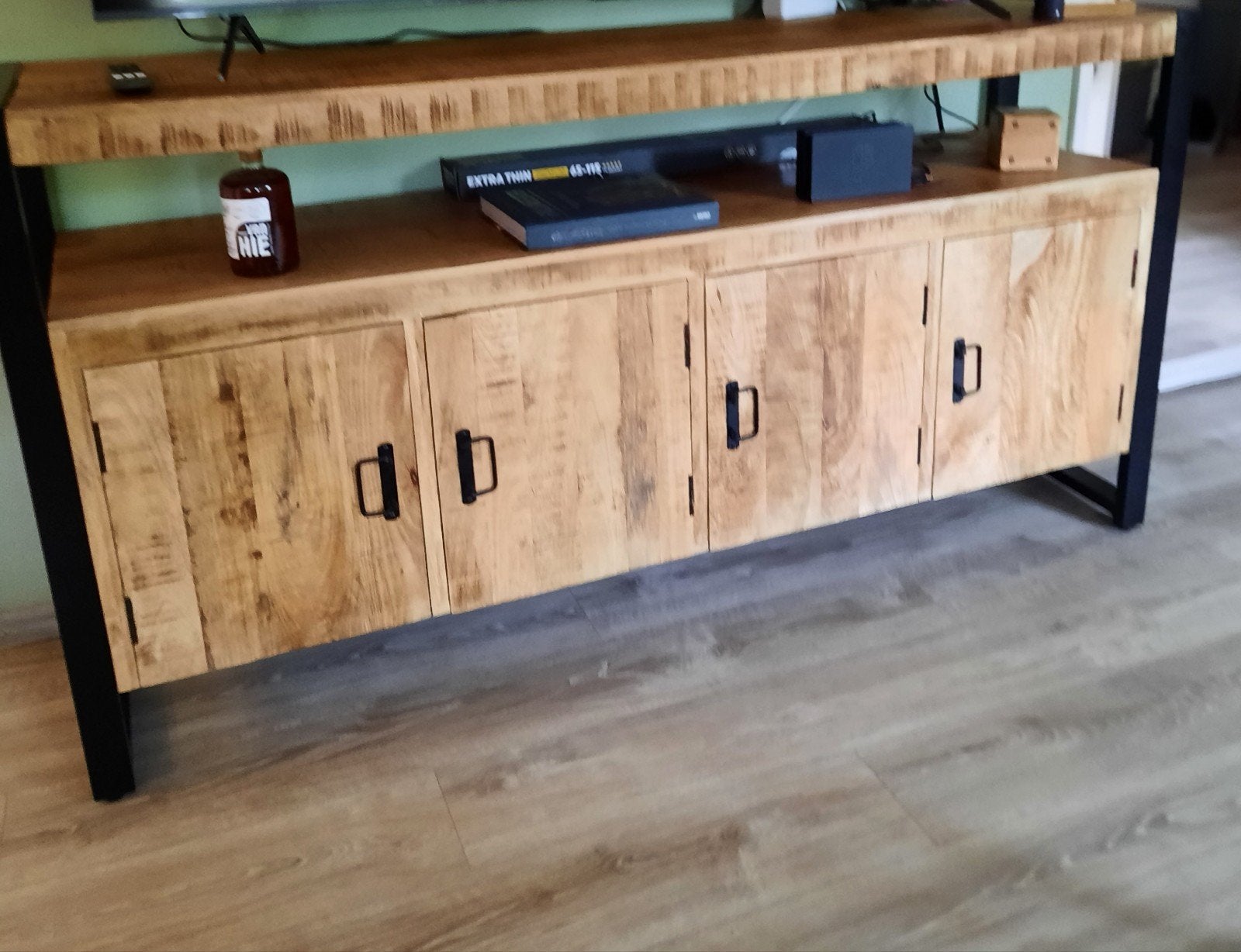 Robuust Mangohouten dressoir met Zwart Metalen Frame, Huis en Inrichting, Kasten | Televisiemeubels, Industrieel, Landelijk, 150 tot 200 cm