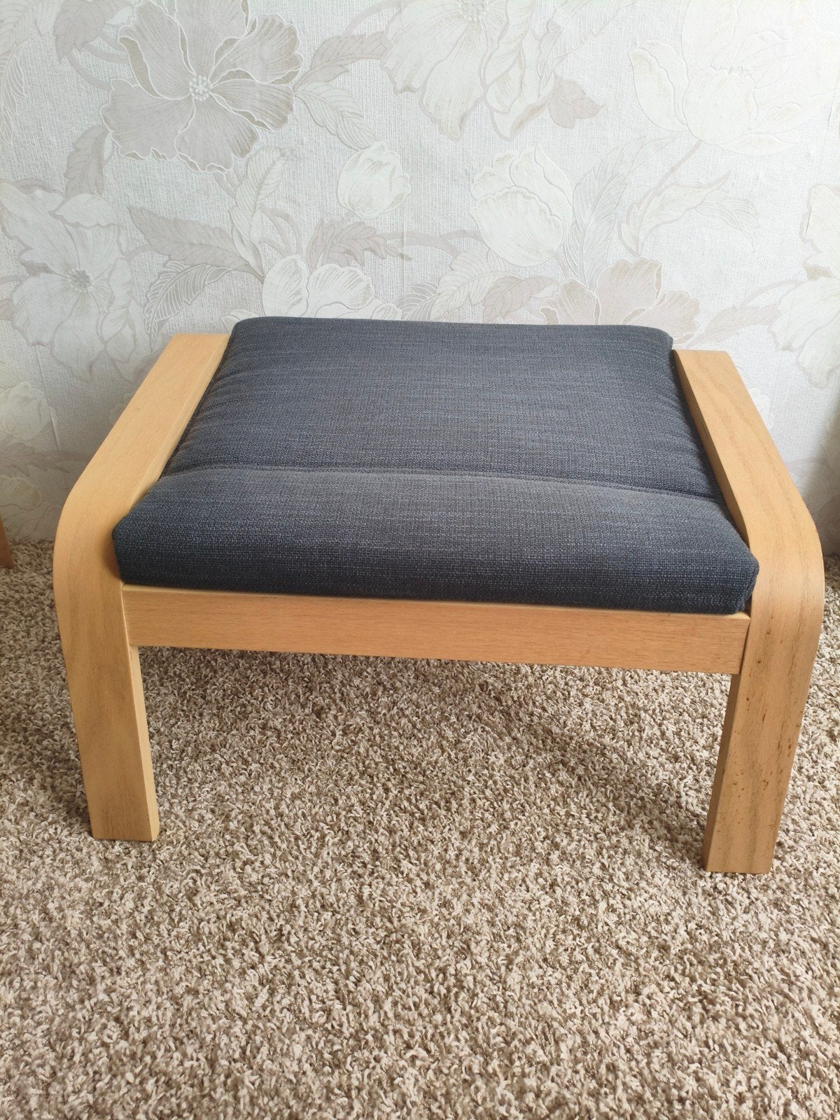 IKEA Poäng voetenbank met donkergrijze kussen, Ophalen, Modern, Scandinavisch, 50 tot 75 cm, Zo goed als nieuw