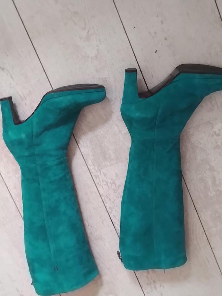 Prachtige Suede laarzen met hak - Smaragdgroen, Kleding | Dames, Hoge laarzen, Ophalen of Verzenden, Onbekend, Gedragen