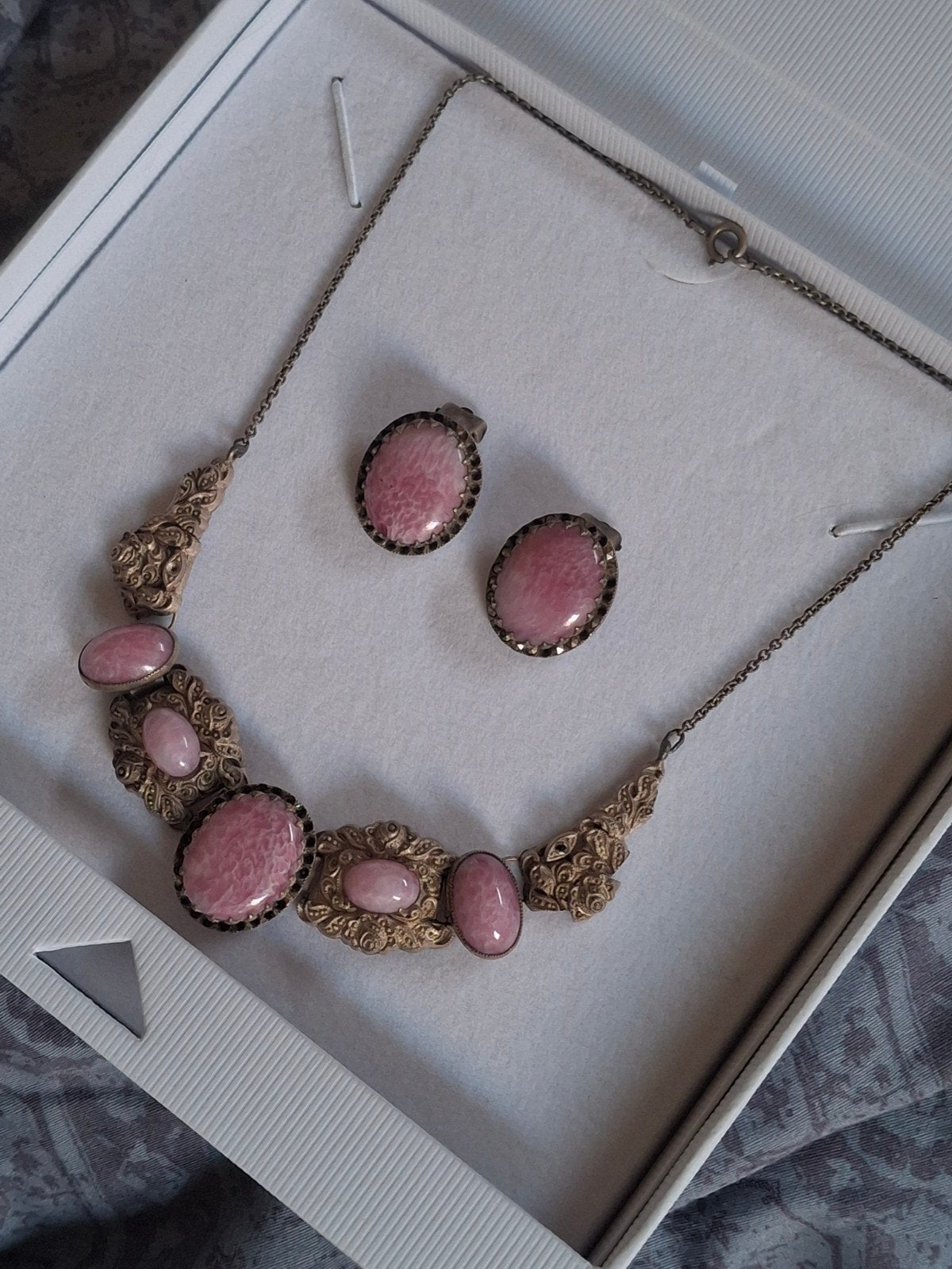 Vintage Ketting+Oorbellen Set met Roze gemarmerde cabochon, Ophalen of Verzenden, Zilver, Ketting, Met edelsteen