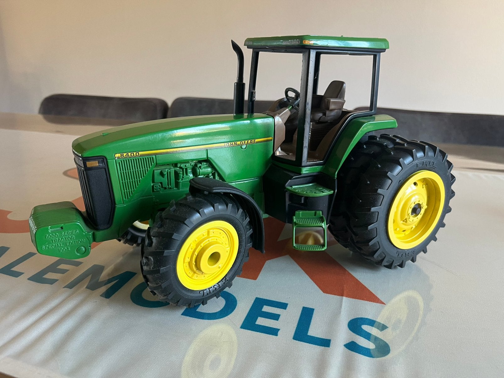 John Deere 8400 tractor Ertl 1/16 Special Edition 1994, Ophalen of Verzenden, Zo goed als nieuw, Tractor of Landbouw