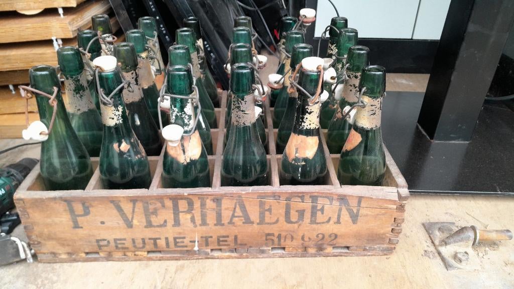Antiek houten bierkrat van Belgische brouwerij, Verzamelen, Biermerken, Ophalen, Gebruikt