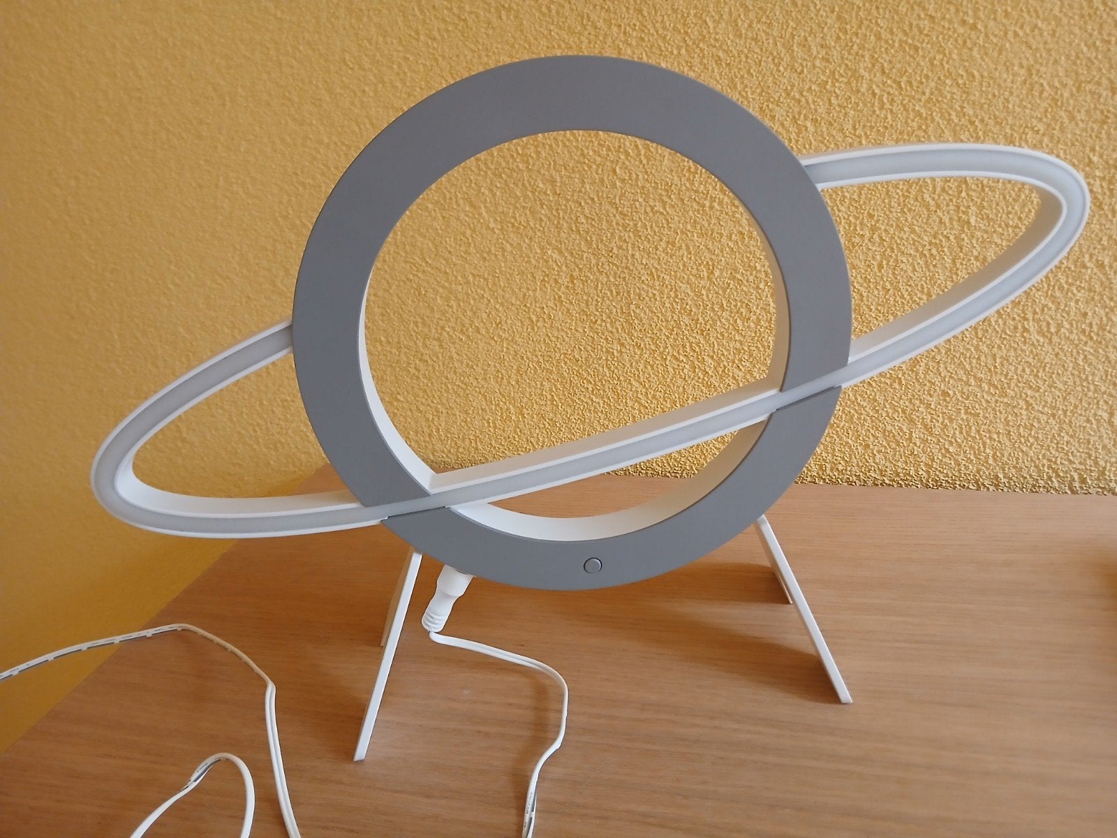 IKEA tafellamp in Saturnus-stijl met LED-verlichting, Kunststof, LED verlichting, Ophalen of Verzenden, Grijs