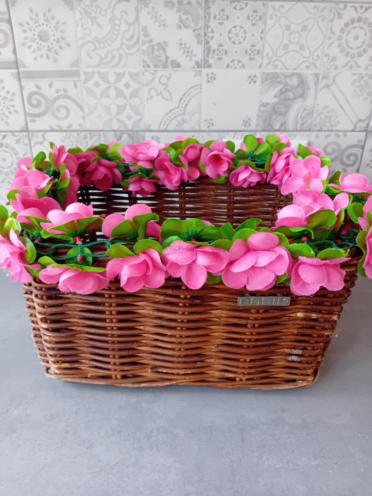 Basil fietsmand met evt roze bloemenslinger, Ophalen, Zo goed als nieuw, Fietsmand, Basil