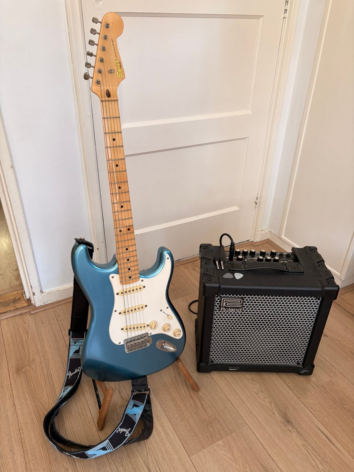Squier Stratocaster by Fender incl. Roland Cube 20xl, Ophalen, Fender, Met versterker, Zo goed als nieuw