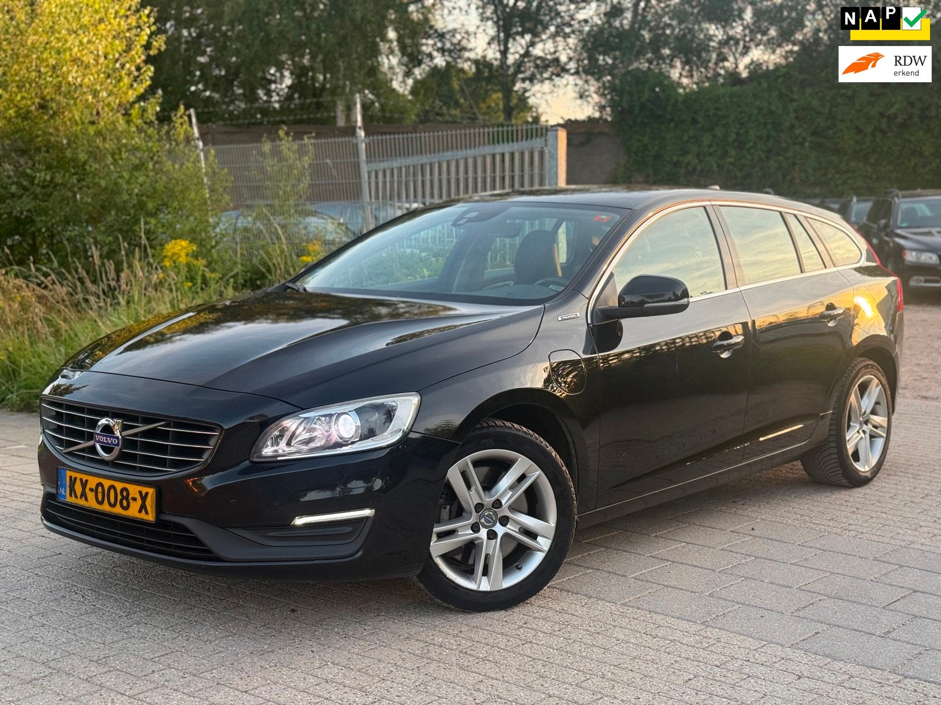Volvo V60 2.4 D5 Twin Engine Momentum Automaat Airco Cruise, Auto's, Automaat, Euro 6, Vierwielaandrijving, 1880 kg