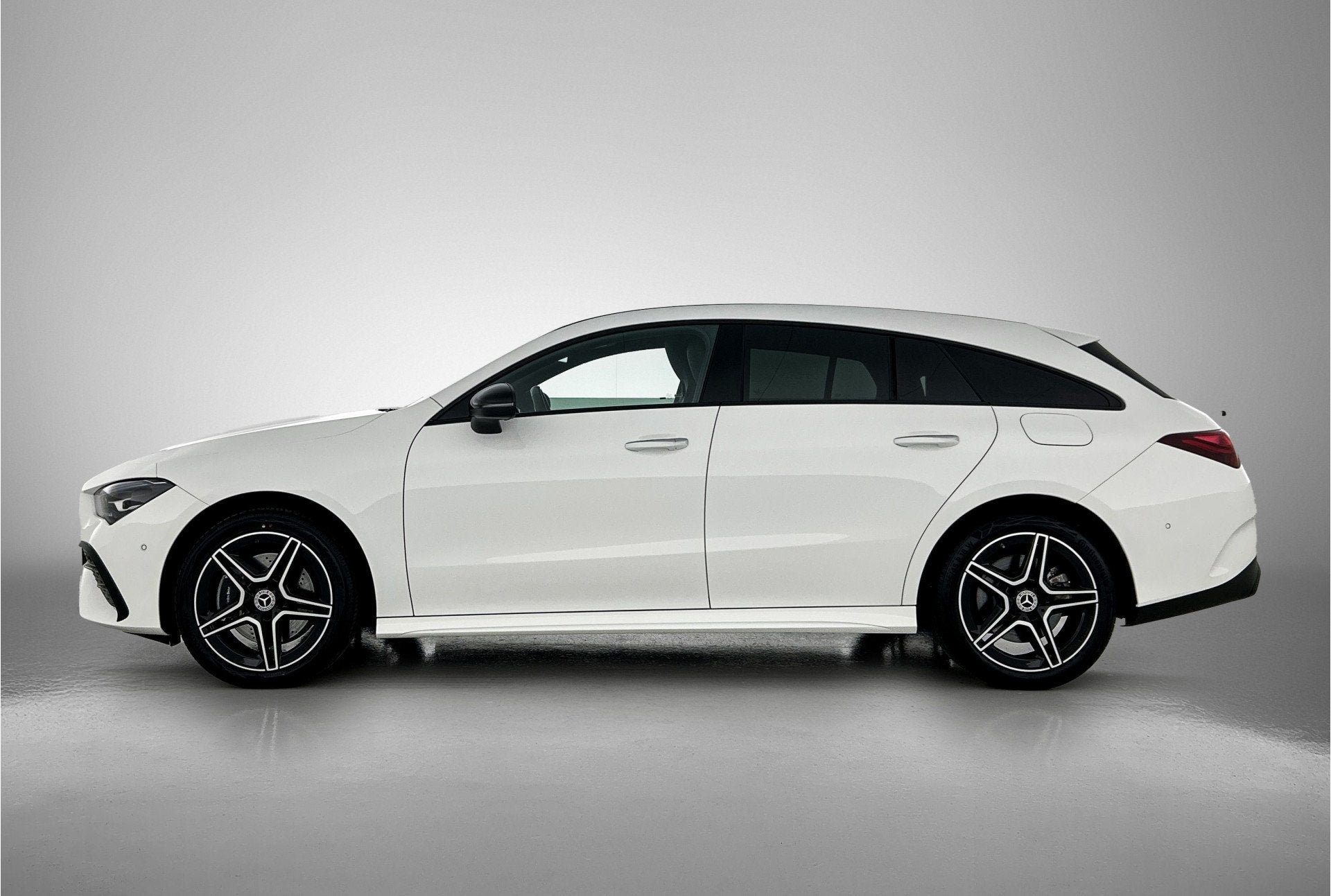 Mercedes-Benz CLA-Klasse Shooting Brake 250 e AMG Plug-In Hy, Gebruikt, 4 cilinders, 15 kWh, Wit