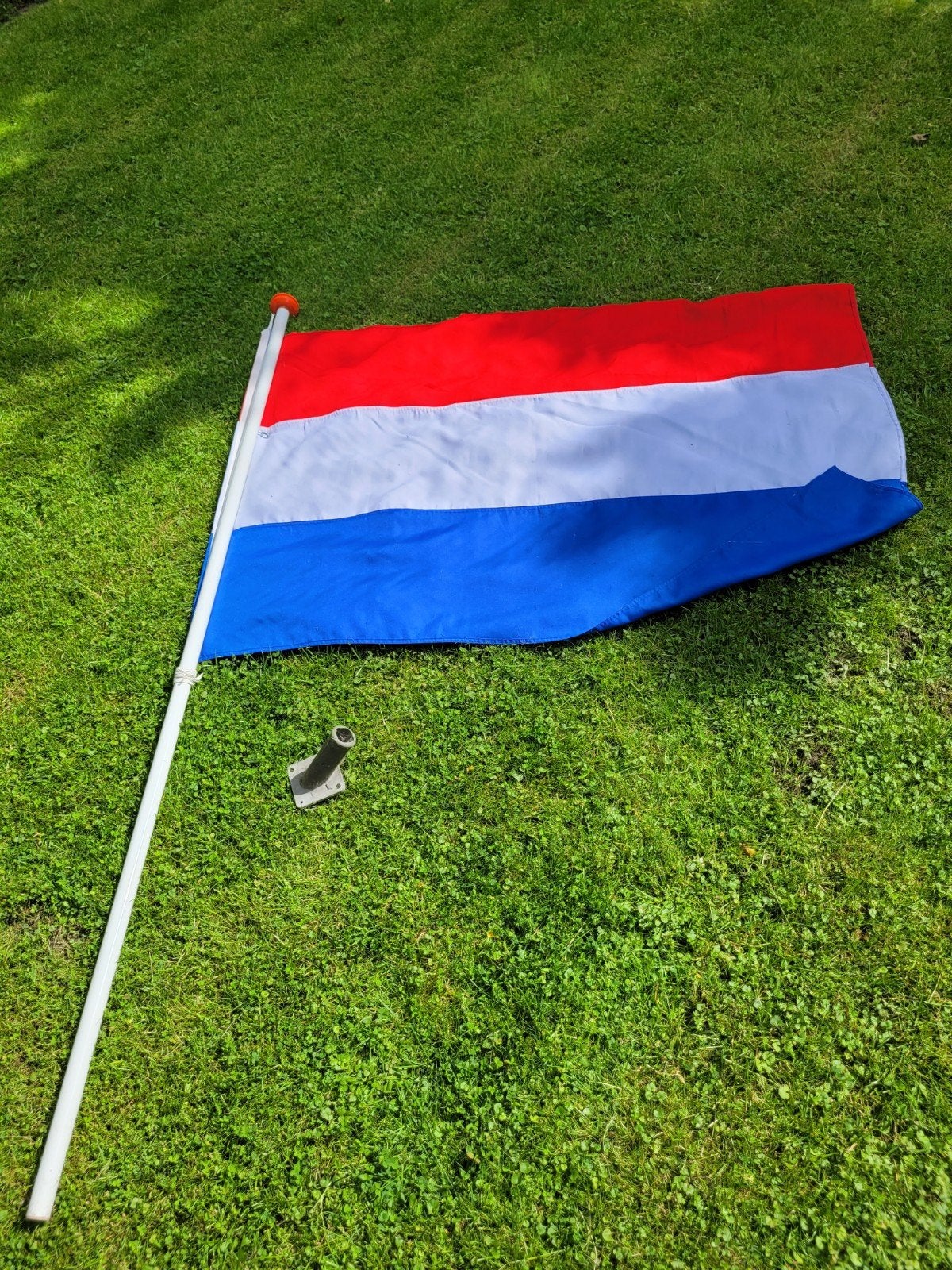 Nederlandse vlag, stok en houder, Ophalen