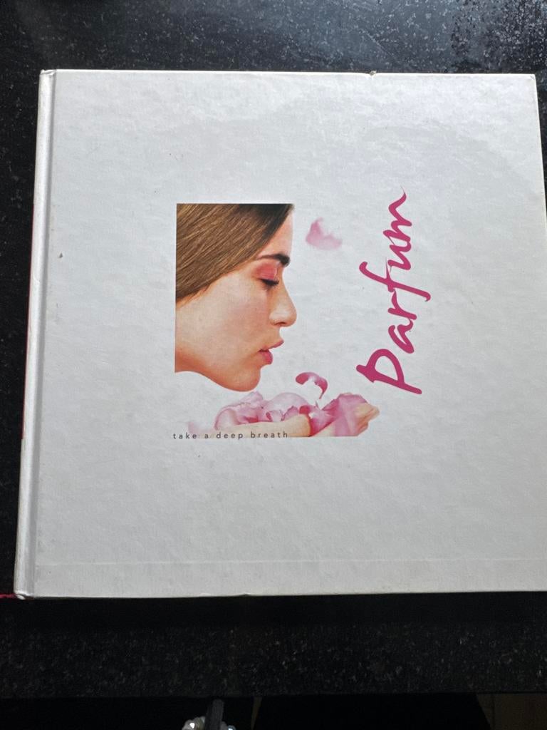 Cosmetica Boek - Parfum, Ophalen of Verzenden, Zo goed als nieuw, Overige onderwerpen