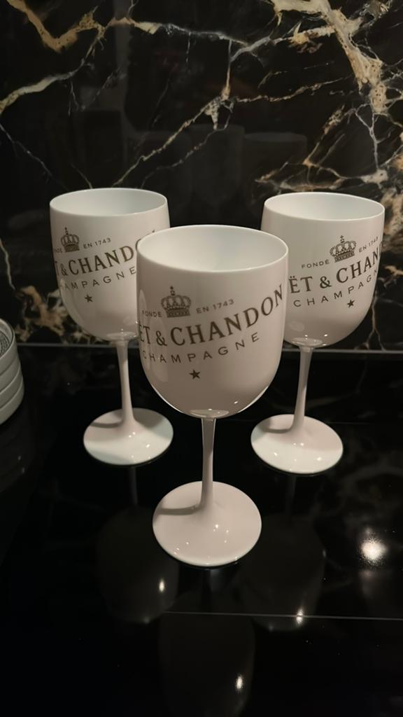 Leuke plastic Moet champagne glazen Wit met gouden letters, Ophalen of Verzenden, Zo goed als nieuw