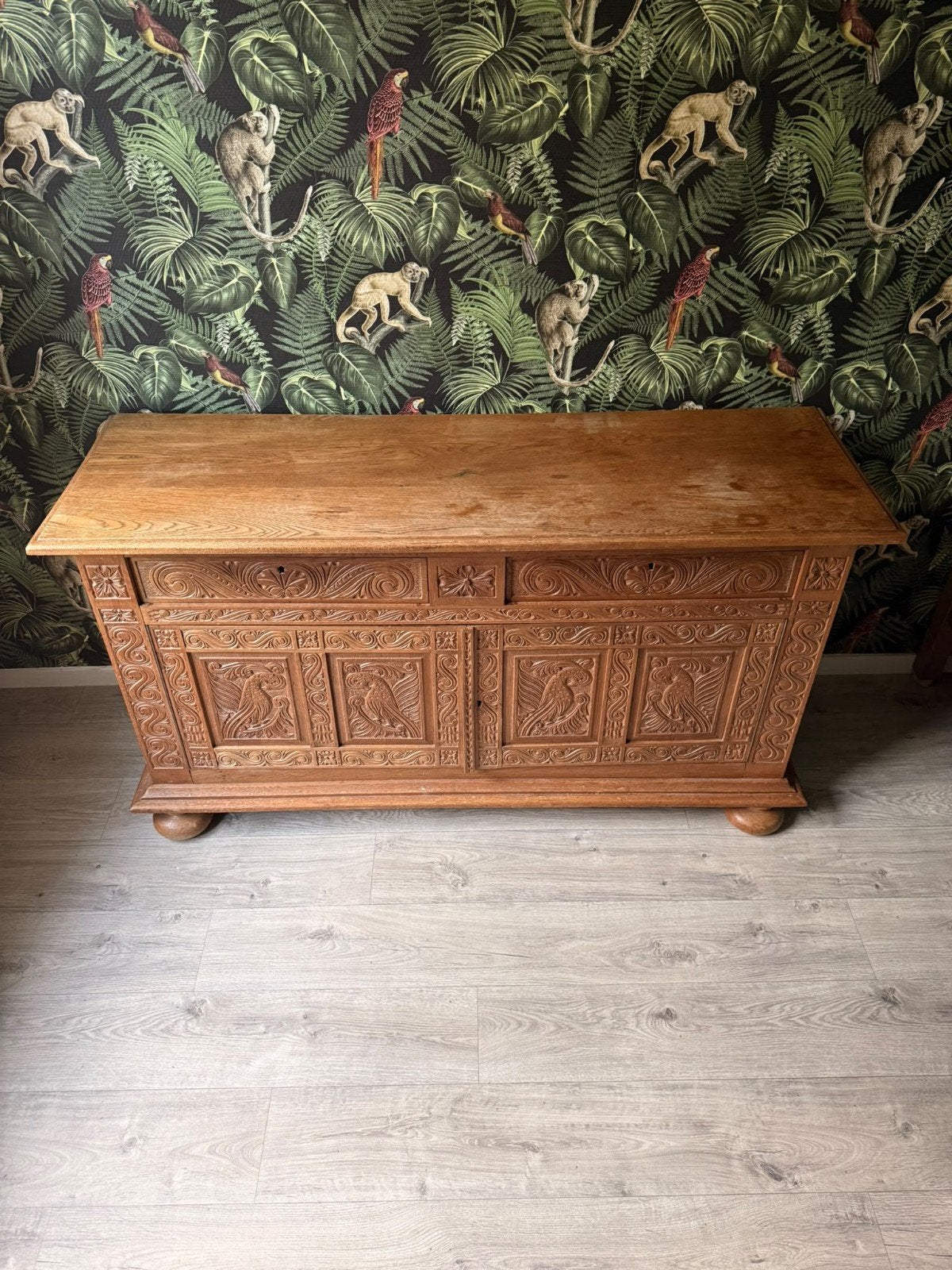 Oud houten kastje met mooi handgesneden houtsnijwerk, Ophalen