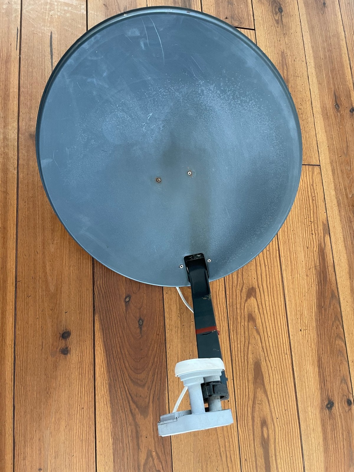 Schotelantenne met beugel - 1.43m lang, 34cm uitsteeksel, Ophalen of Verzenden, Gebruikt, (Schotel)antenne, Overige merken