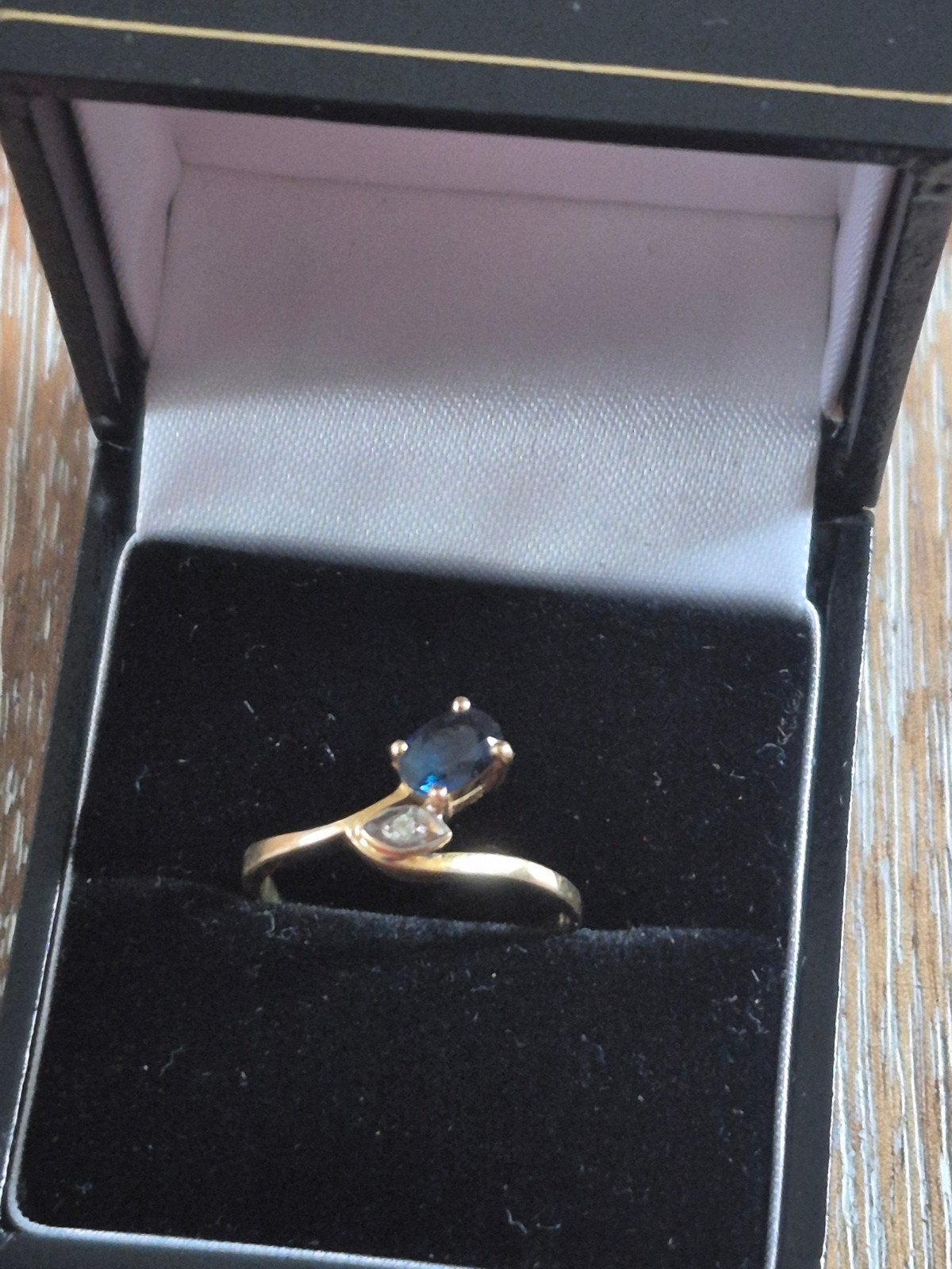 vintage 18 krt gouden ring met saffier en diamantje  17 mm, Ophalen of Verzenden, Goud