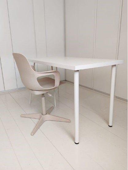 IKEA Thuiswerkplek: Linnmon bureau + designstoel Odger, Ophalen, Gebruikt, 120 cm, Scandinavisch