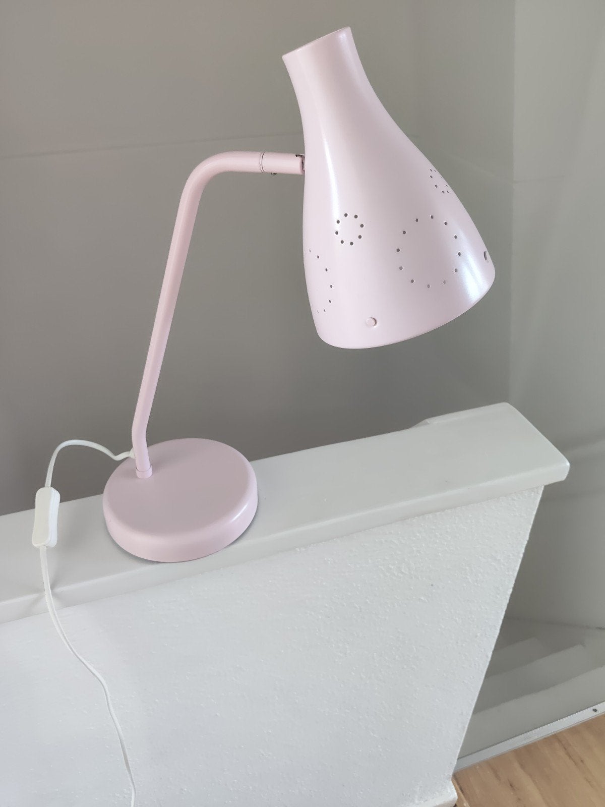 Roze bureaulamp met geperforeerde kap, Ophalen, Bureaulamp, Overige merken, Met schakelaar