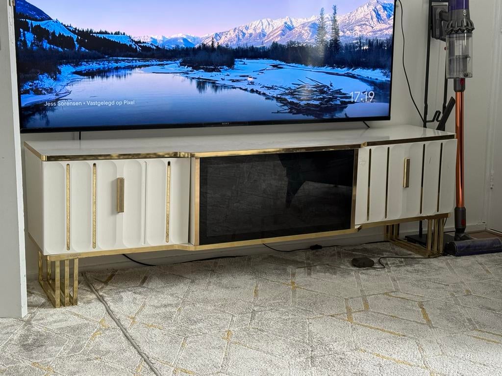 Luxe TV-meubel met elektrische haard en gouden accenten, Ophalen, 150 tot 200 cm, Zo goed als nieuw, Minder dan 100 cm