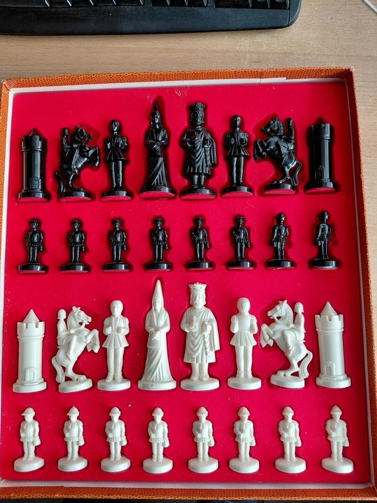 Homas Kunststof Schaakstukken - Compleet in Originele Doos, Ophalen of Verzenden, Gebruikt, Schaken