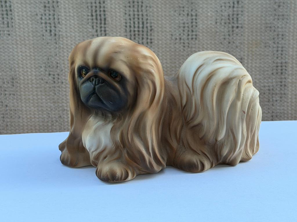Zeldzaam vintage porseleinen beeldje van een Pekingees hondj, Ophalen of Verzenden, Zo goed als nieuw, Dier