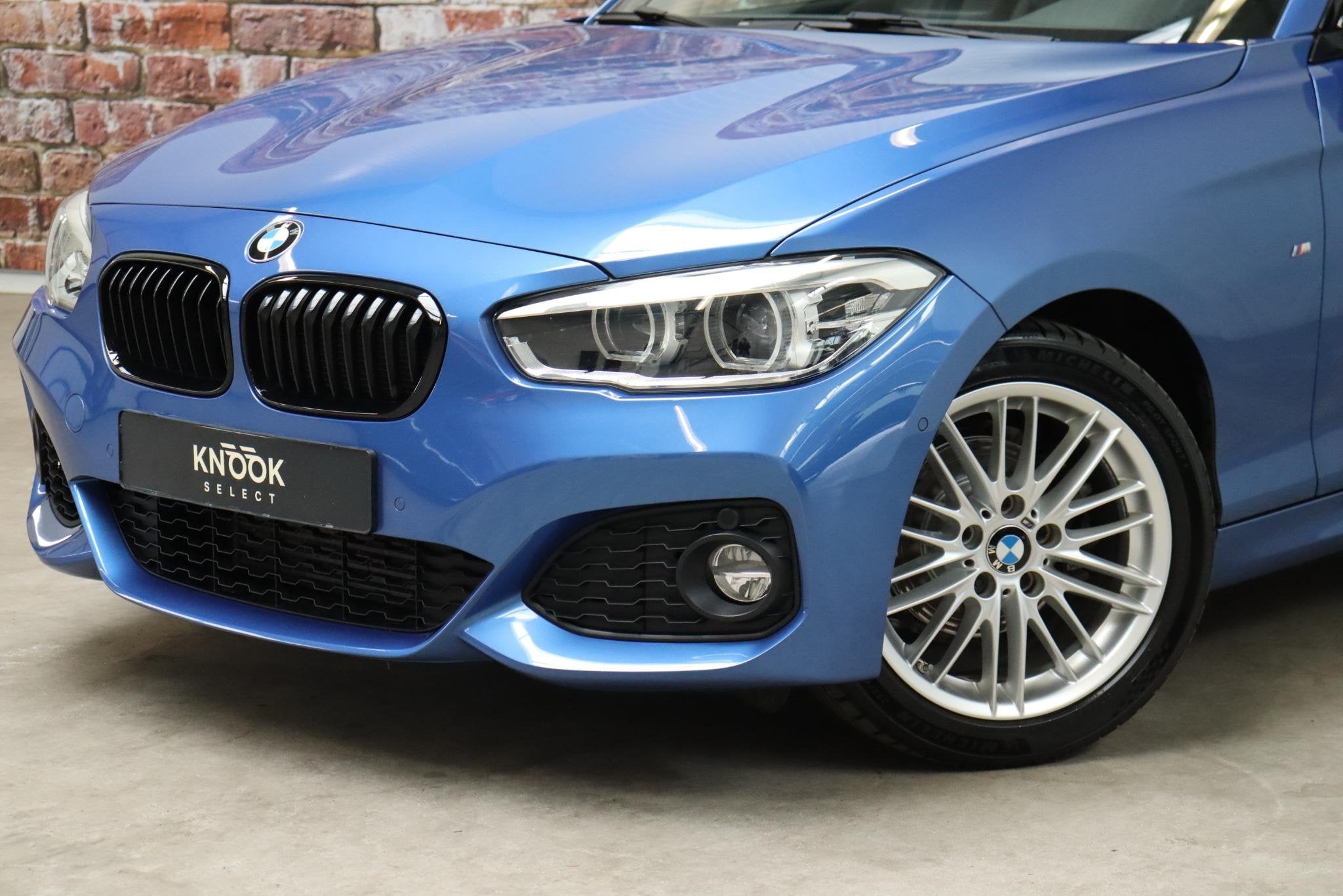 BMW 1-serie 118i High Executive M Sport Pakket Automaat 3 de, Auto's, BMW, Gebruikt, Euro 6, 1290 kg, Blauw