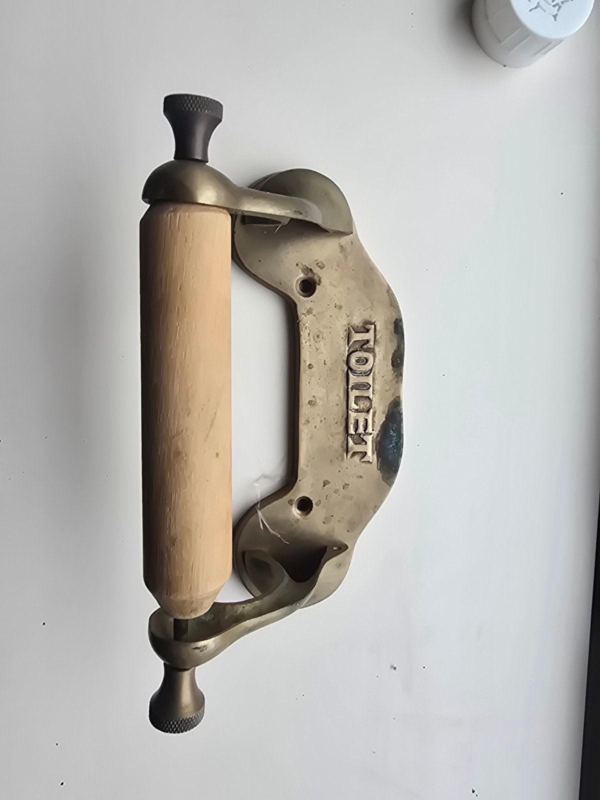 Vintage messing toiletrolhouder met houten rol, Ophalen of Verzenden, Gebruikt