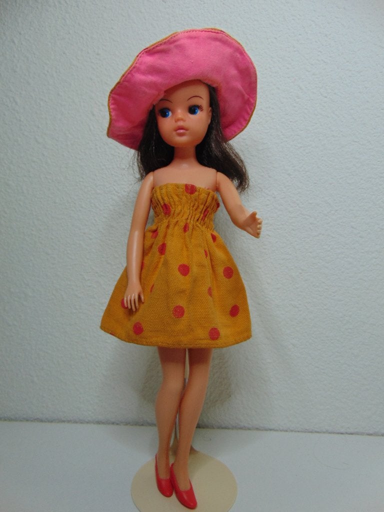 Mooie Sindy met donker haar Sunspotter" outfit uit 1975, Verzenden, Gebruikt, Pop
