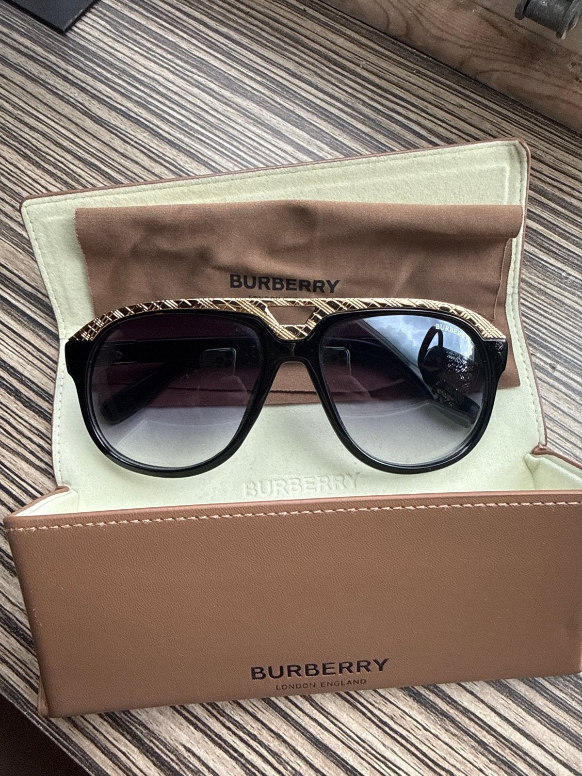 Burberry Zonnebril met Gouden Details, Overige merken, Zonnebril, Zwart, Ophalen of Verzenden