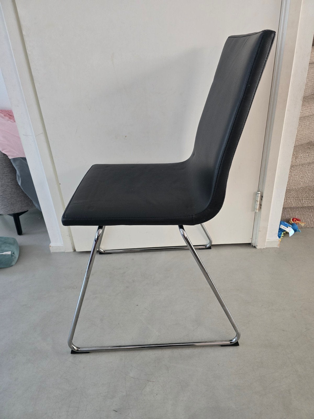2x IKEA LILLÅNÄS Eetkamerstoel - Zwart kunstleer met zilver, Huis en Inrichting, Ophalen, Twee, Modern, Scandinavisch, Zwart