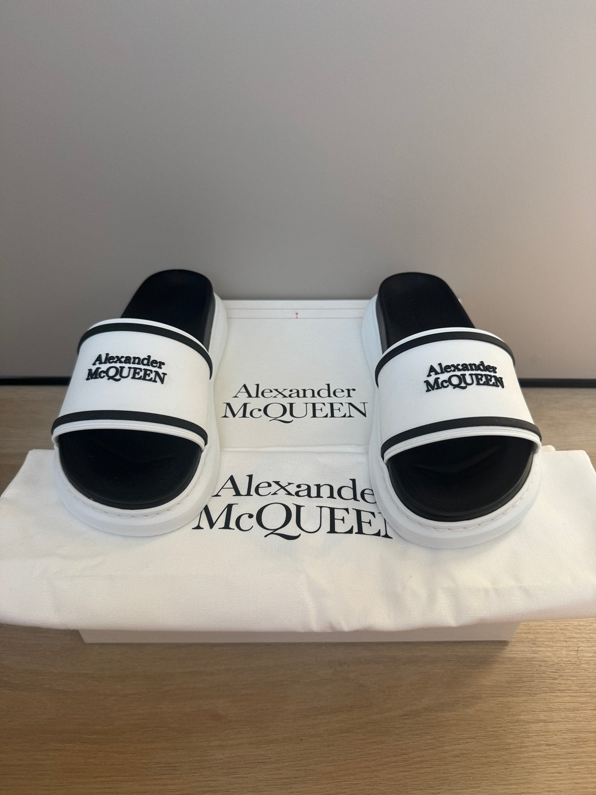 Alexander Mcqueen MC queen slippers slides maat 37, Kleding | Dames, Slippers, Wit, Nieuw, Ophalen of Verzenden