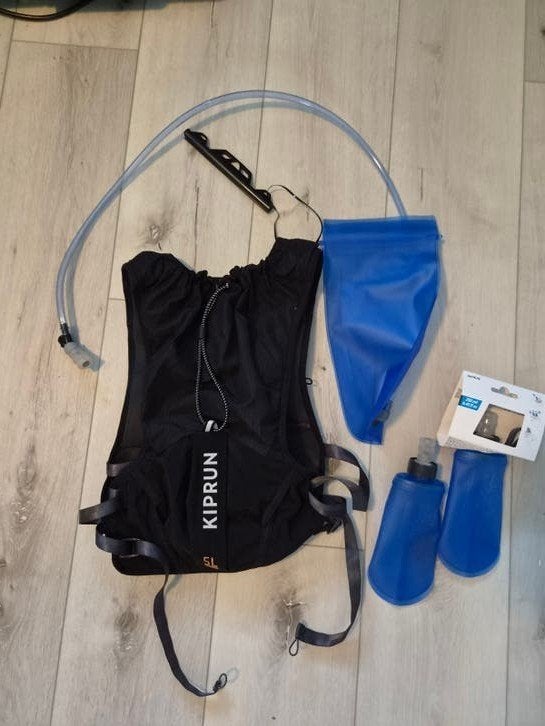 Kiprun hardloopvest met waterzak en flesjes, Sport en Fitness, Loopsport en Atletiek, Ophalen of Verzenden, Zo goed als nieuw