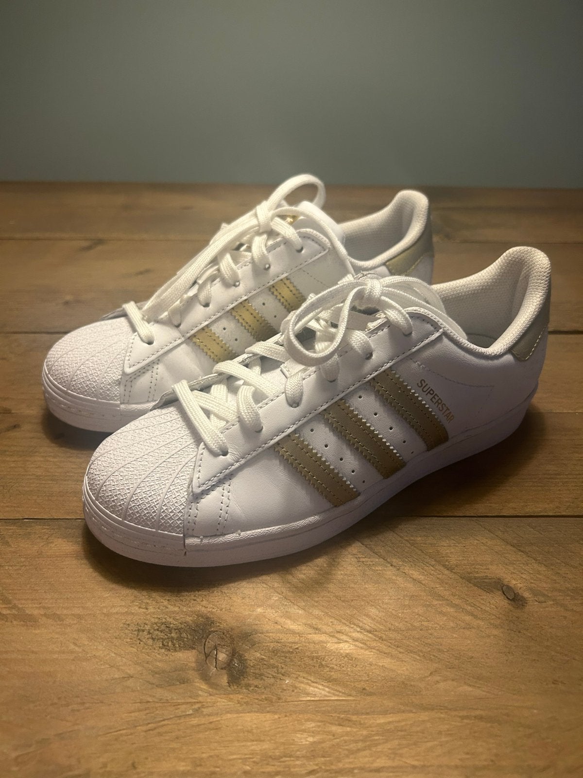 Adidas Superstar sneakers wit/goud - Maat 38, Kleding | Dames, Schoenen, Ophalen of Verzenden, Gedragen, Wit, Sneakers of Gympen