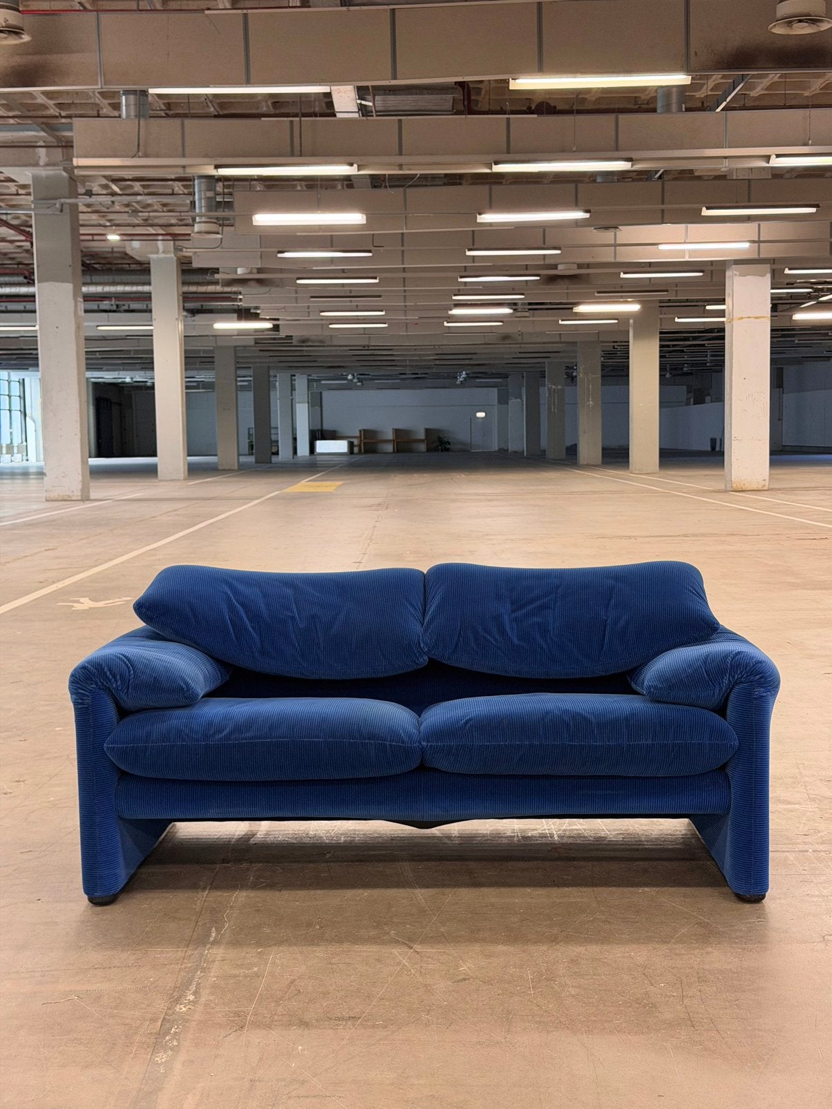 Cassina Maralunga 2-zits Bank | Blauw | Vintage Nieuwstaat, Huis en Inrichting, Banken | Bankstellen, 150 tot 200 cm, 75 tot 100 cm