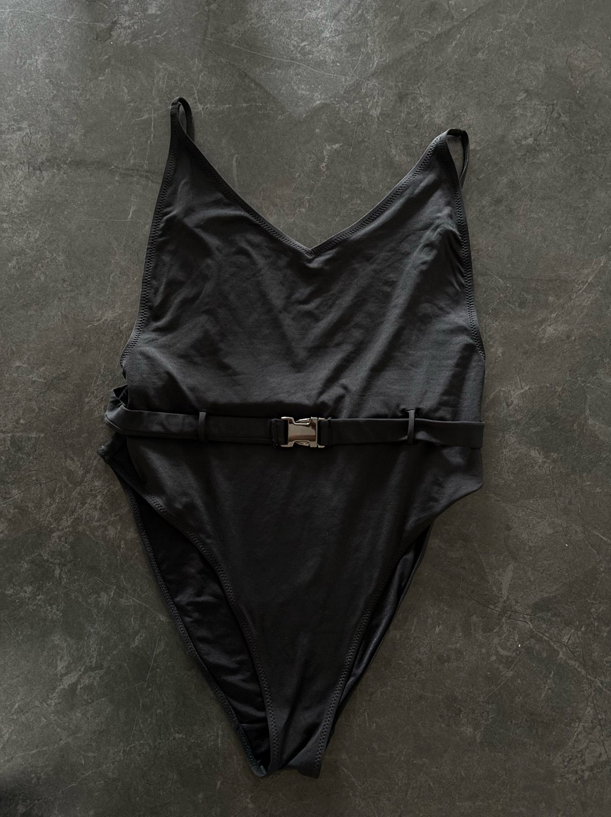 Zwart H&M badpak met riem en hoge uitsnede - Maat XL, Ophalen of Verzenden, Gedragen, Zwart, Badpak