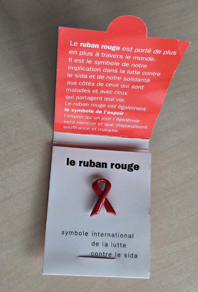 Rood Lintje pin Goede Doel Contre le Sida, Verzamelen, Speldjes, Pins en Buttons, Gebruikt, Niet vindbaar, Niet vindbaar, Speldje of Pin