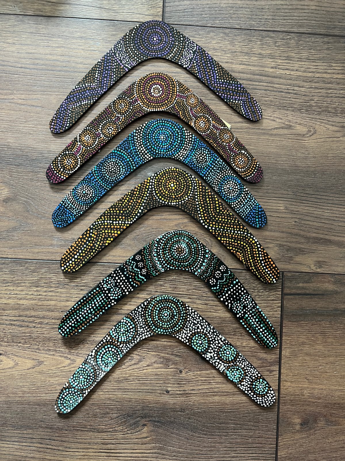 Set van 6 Boemerangs met Aboriginal Dot Art Design, Antiek en Kunst, Kunst | Niet-Westerse kunst, Wanddecoratie, Handgemaakt, Meerkleurig
