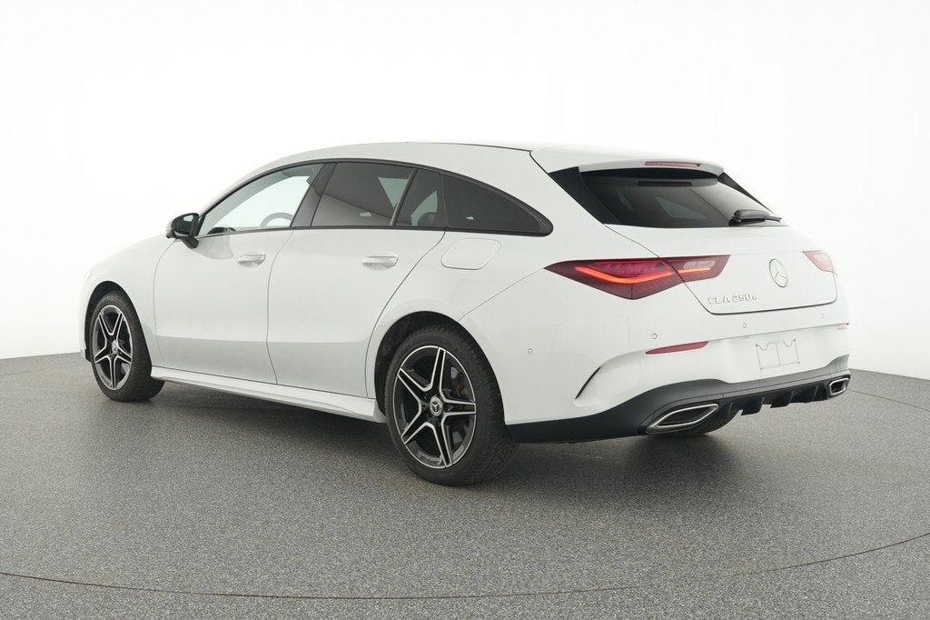 Mercedes-Benz CLA-Klasse Shooting Brake 250 e AMG Nightpakke, Auto's, Mercedes-Benz, Zwart, 4 cilinders, 15 kWh, Wit