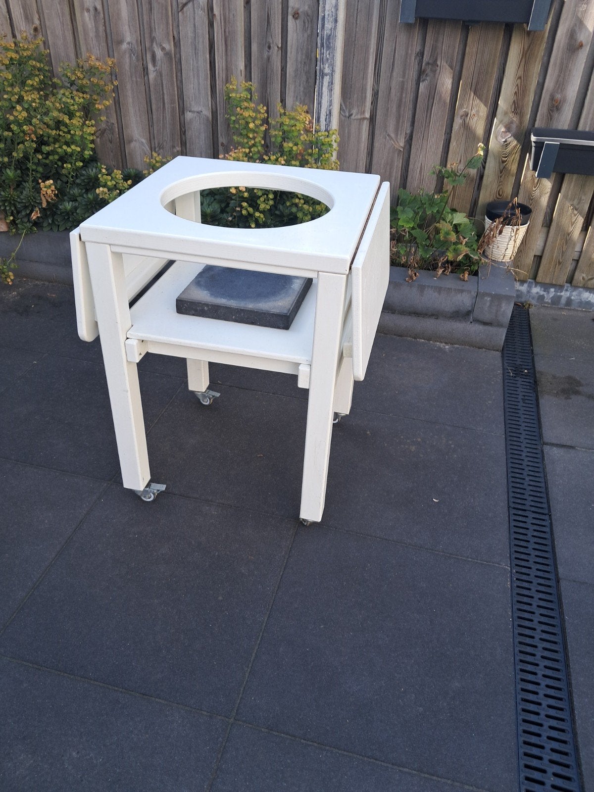 Kamado BBQ tafel op wielen - Wit, Ophalen, Gebruikt